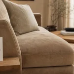 Canapé nubuck beige, texture veloutée et fibres visibles
