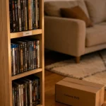 Colonne dvd étroite en bois clair, salon avec étagères DVD