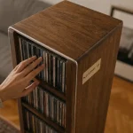 Colonne range CD en bois massif, rangements CD/DVD sur parquet