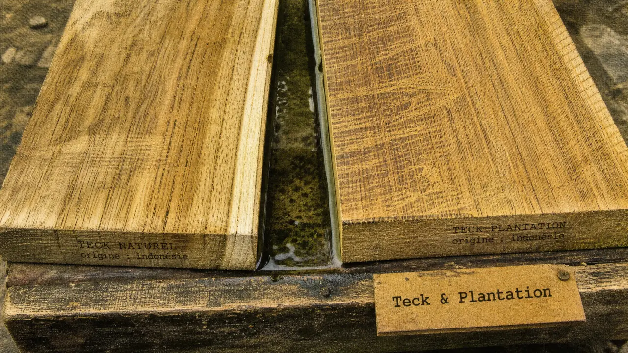 Teck naturel et teck de plantation : résistance à l’humidité en extérieur