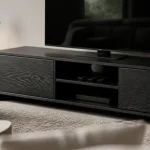 Meuble TV en bois noir mat : rangements et style.