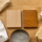 Nettoyer meuble en bois : test de finition et microfibre sur table