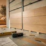 Parquet sur les murs sur rails : fixation et cales anti-humidité
