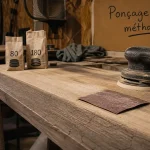 Poncer un meuble en bois : grains 80 à 220, ponceuse et papier abrasif