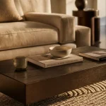 Table basse en bois foncé rectangulaire dans un salon