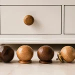Bouton en bois pour meuble en chêne et noyer, textures bois nettes