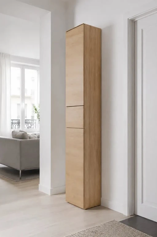 Meuble colonne en bois haut et étroit dans un petit intérieur