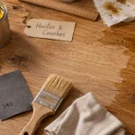 Huile pour meuble en bois : finition naturelle sur plan de travail en chêne