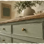 Idée de couleur pour repeindre un meuble en bois : commode vert sauge