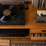 Meuble hifi en bois : ventilation et rangement des vinyles