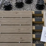 Repères pour poser une terrasse en bois : 1,5 % de pente et 5 mm de jeu