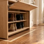 Meuble à chaussures en bois dans une entrée étroite, gain de place