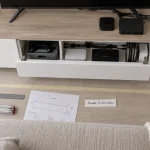Meuble tv en bois blanc, plateau bois clair et finitions