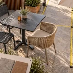 Mobilier terrasse restaurant : table et chaises sur terrasse
